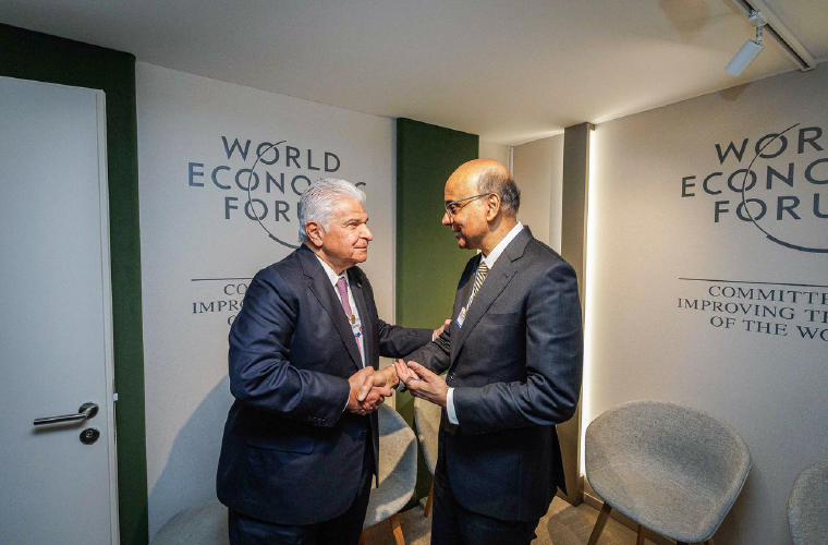 Mulino junto a Tharman Shanmugaratnam, presidente de Singapur.