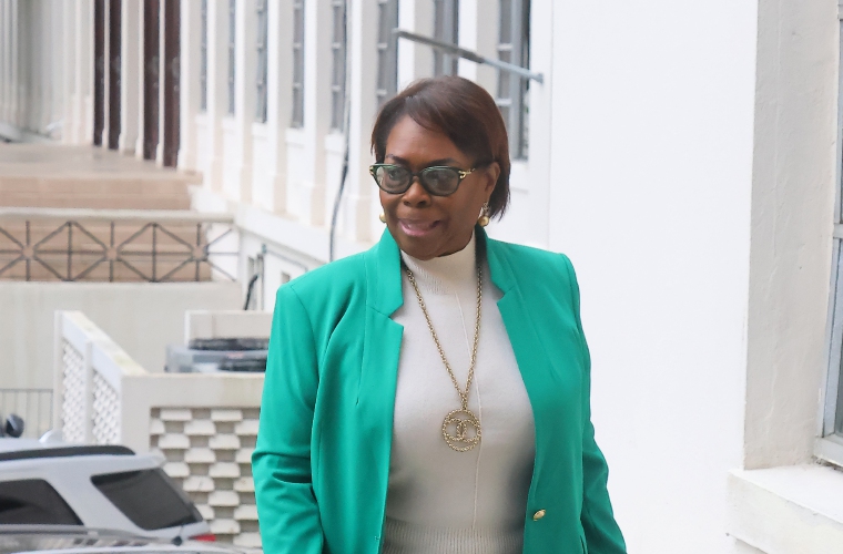 La defensora de Navin Mohan Bhakta, la abogada Guillermina McDonald (c), llega a la Corte Suprema.