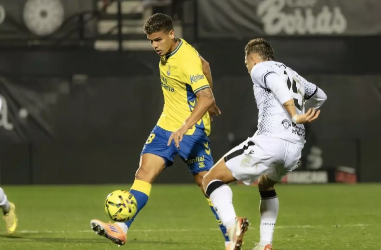 El volante panameño Edward Cedeño (izq.) había sido cedido como préstamo por parte de Unión Deportiva Las Palmas al club Albacete.