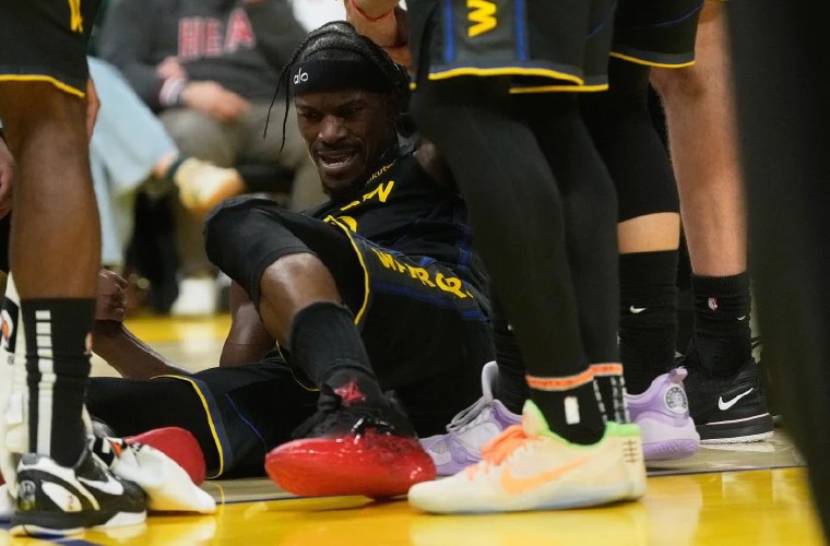 Jimmy Butler en el suelo tras lesionarse.