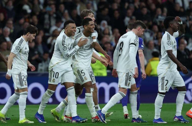 Jugadores del Real Madrid celebran un gol anotado ante el Mónaco en partido correspondiente a la Liga de Campeones de la UEFA.