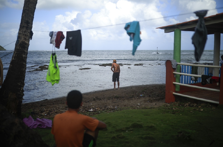 Migrante venezolano observa el mar.