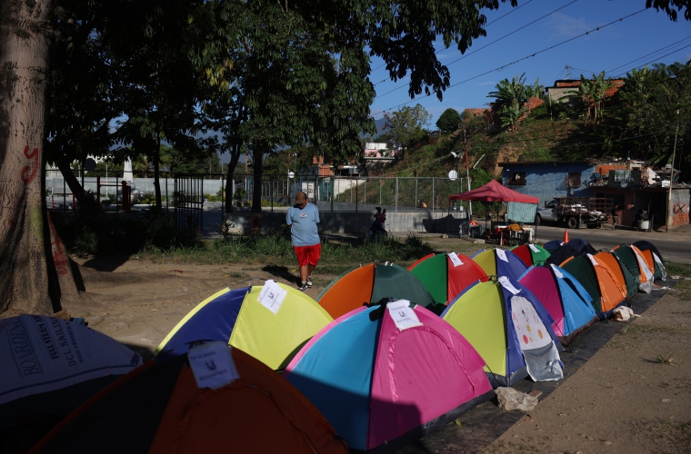 Carpas de familiares de presos políticos frente al centro penitenciario Rodeo I, en Zamora, estado de Miranda.