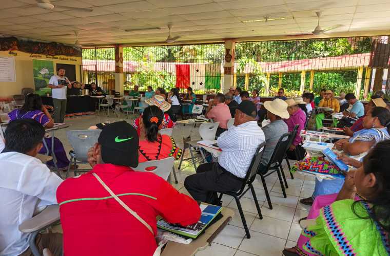 El CIAM llevó a cabo una reunión el sábado con un pequeño grupo de la comarca.