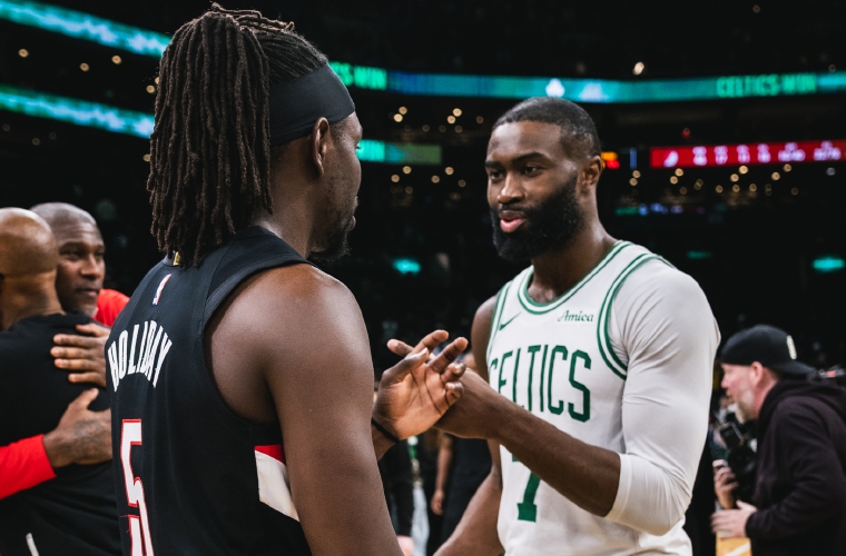 Jrue Holiday (izq.) y Jaylen Brown.