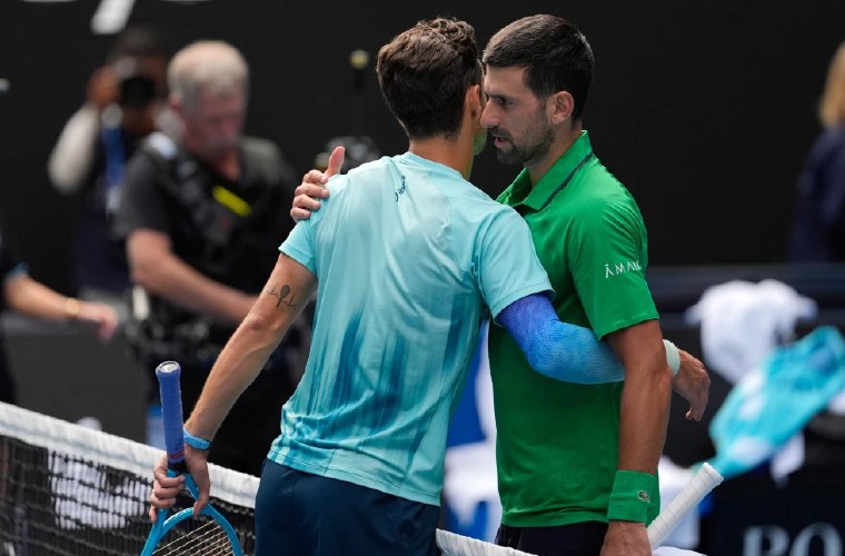 Musetti (i) abraza a Djokovic tras abandonar el duelo.
