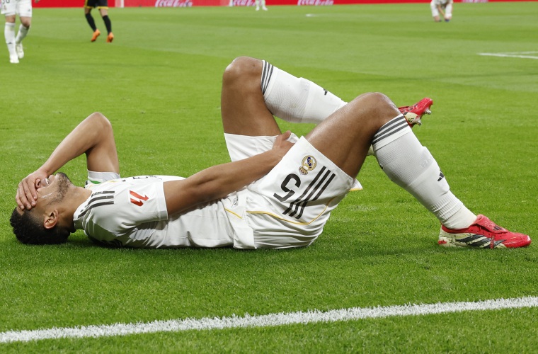 El centrocampista del Real Madrid Jude Bellingham reacciona ante el dolor de su lesión sufrida en el partido de ayer domingo.