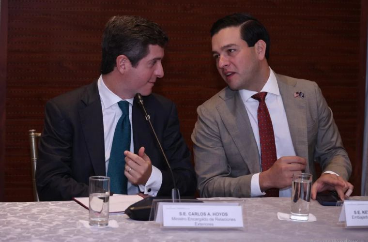 Carlos Hoyos (I) y el embajador de Estados Unidos, Kevin Cabrera.