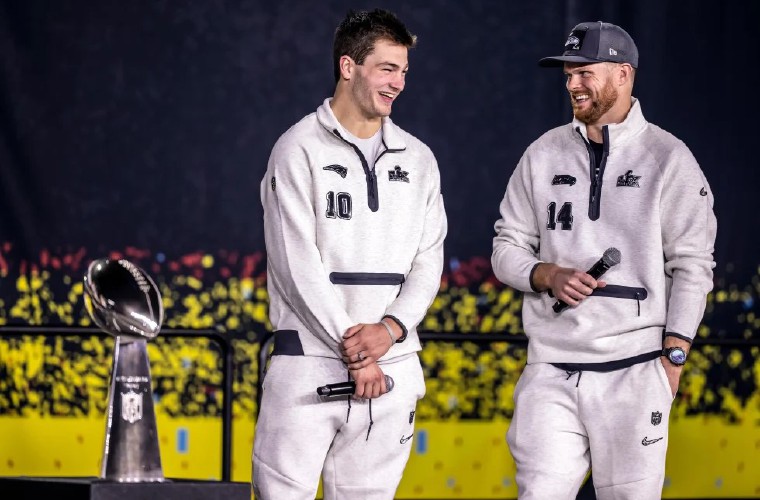 Los quarterbacks Drake Maye (izq.) y Sam Darnold.