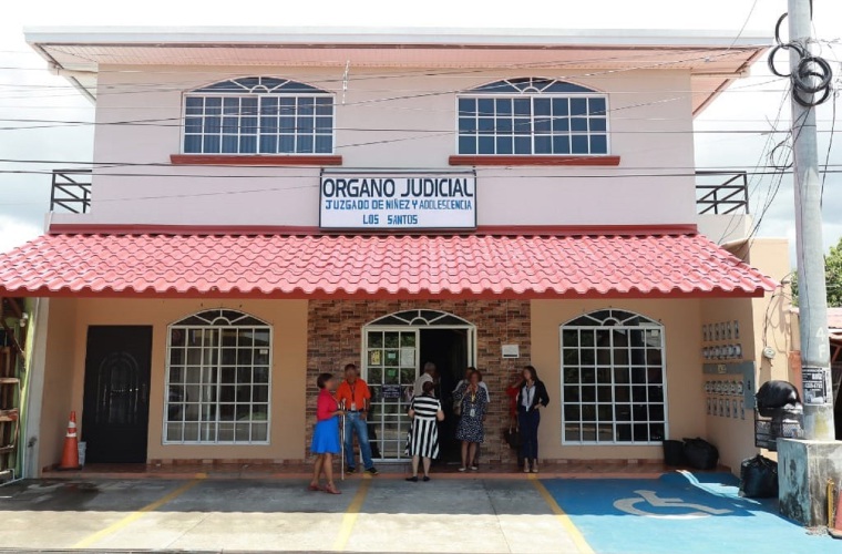 La madre cuenta con el documento legal que le acredita la guarda y crianza de la pequeña.