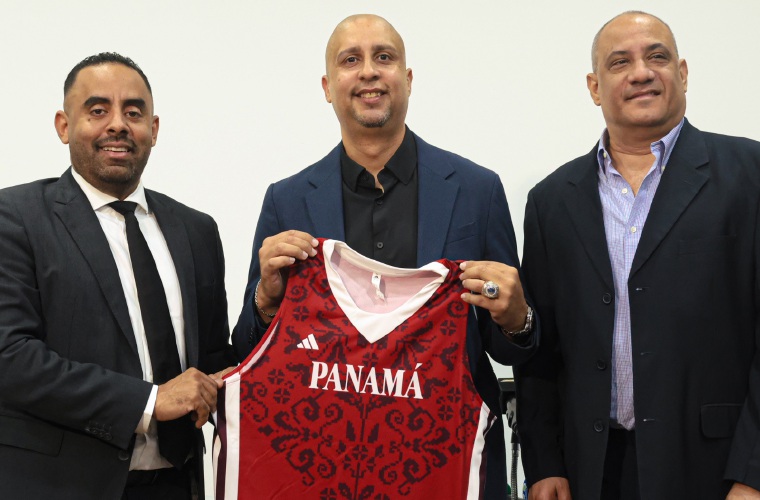 Nelson Colón (c) debutará como técnico ante Cuba. 