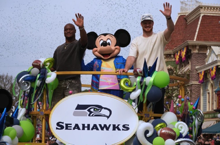 Kenneth Walker (i) y Sam Darnold.