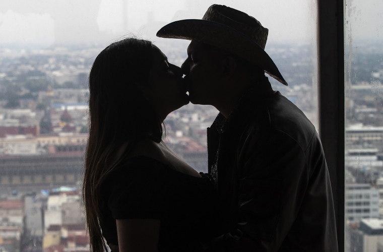 Una pareja se besa en el mirador de la Torre Latinoamericana de la Ciudad de México.