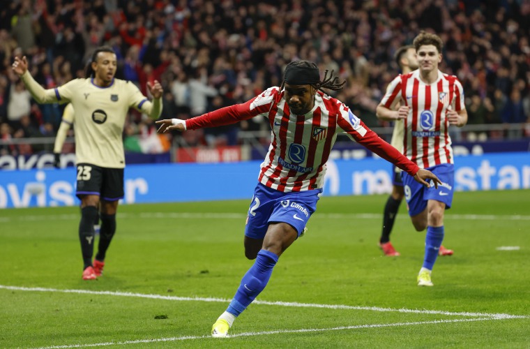 Ademola Lookman, del Atlético de Madrid, celebra su gol.