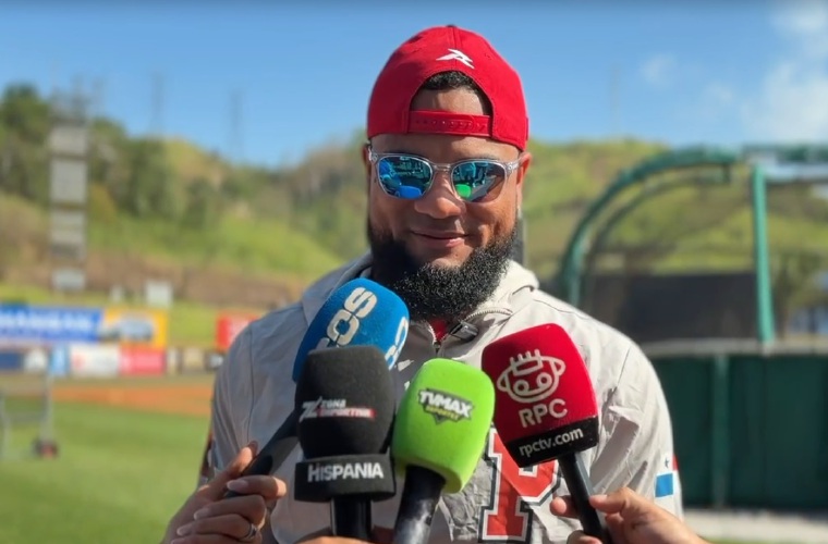 Allen Córdoba da declaraciones a la prensa deportiva al reportarse a los entrenamientos de la Selección de Panamá con miras al Clásico Mundial de Béisbol.