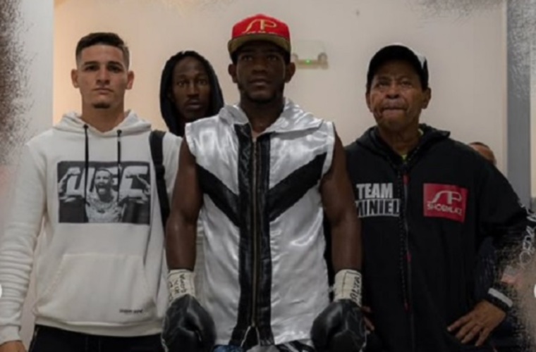 El prospecto panameño Jonathan ‘Alta Gama’ Miniel (c) junto a su entrenador Rigoberto Garibaldi (der.) y otros integrantes de la cuadra ‘Somos más que Vencedores’.