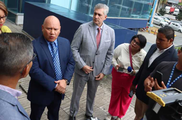 Autoridades del Meduca presentan la denuncia en el Ministerio Público.