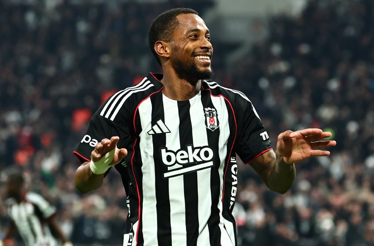 El lateral derecho panameño Michael Amir Murillo celebra su primer gol en la Súper Liga de Turquía, contribuyendo a su equipo, el Besiktas, a vencer por goleada de 4-0 al Göztepe.