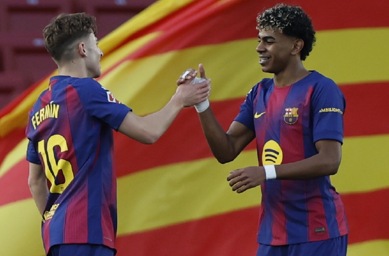 El centrocampista del FC Barcelona Fermín López (i) celebra con su compañero Lamine Yamal tras marcar su gol ante el Levante.