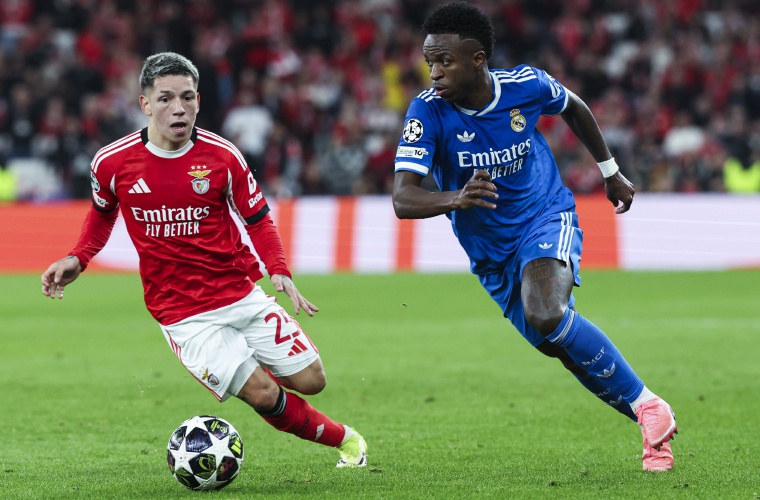 Gianluca Prestianni (izq.) y Vinícius Jr..