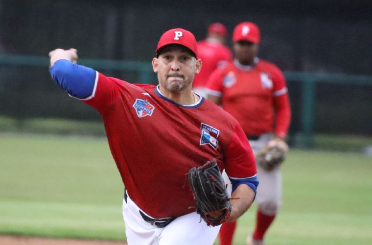 Paolo Espino en la práctica de ayer lunes.