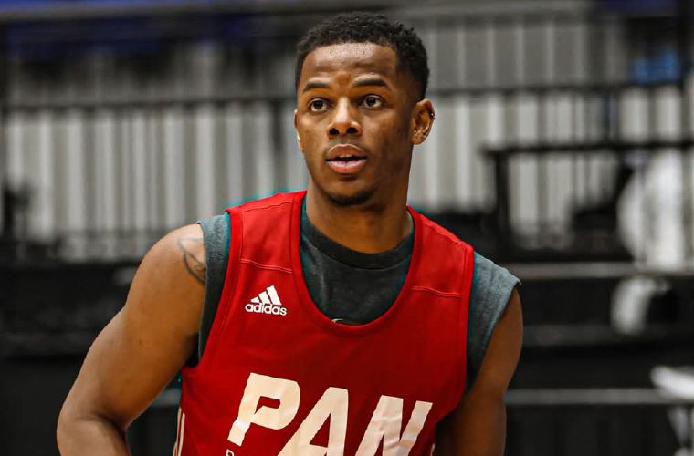 El escolta Iverson Molinar durante la práctica de ayer martes de la Selección de Baloncesto de Panamá en la arena Roberto Durán.