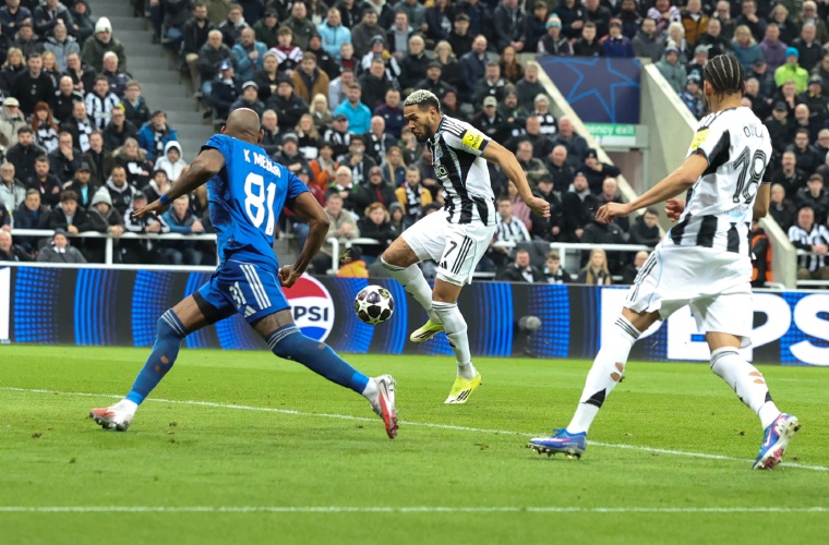 Joelinton (c) anotó uno de los goles.