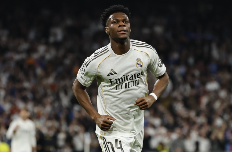 El volante francés del Real Madrid, Aurélien Tchoauméni, anotó el primer gol de su equipo ante el Benfica, de Portugal.