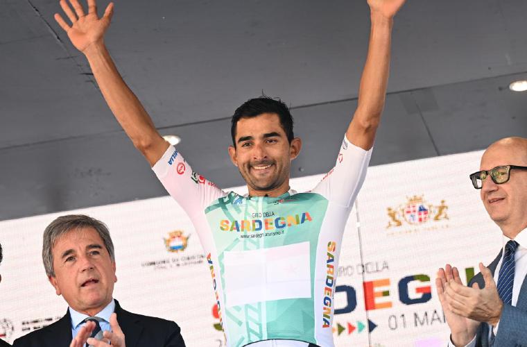 El ciclista panameño Roberto González durante la ceremonia de podio de ayer en el Giro di Sardegna, el cual se disputa en Italia y en el que compite el equipo Solution Tech Nippo Rali.