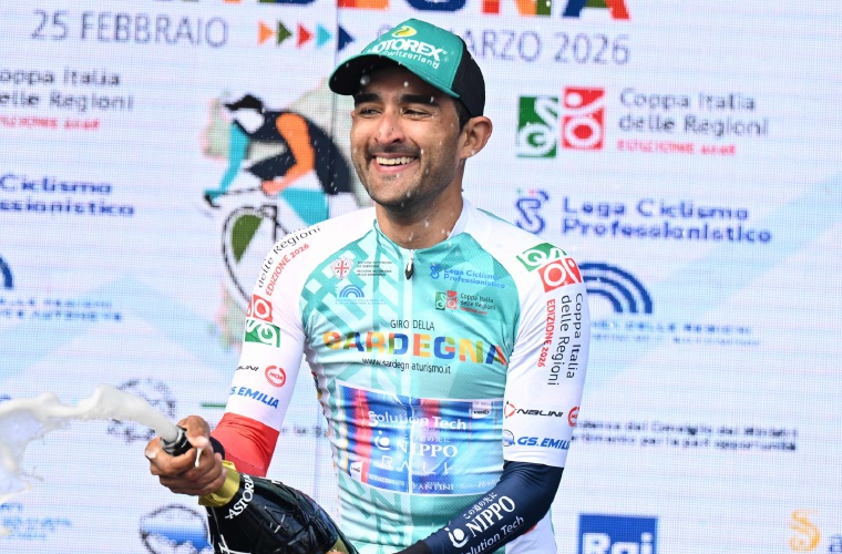 El ciclista panameño Roberto González celebra el titulo de Campeón Montaña del Giro di Sardegna, en Italia. 