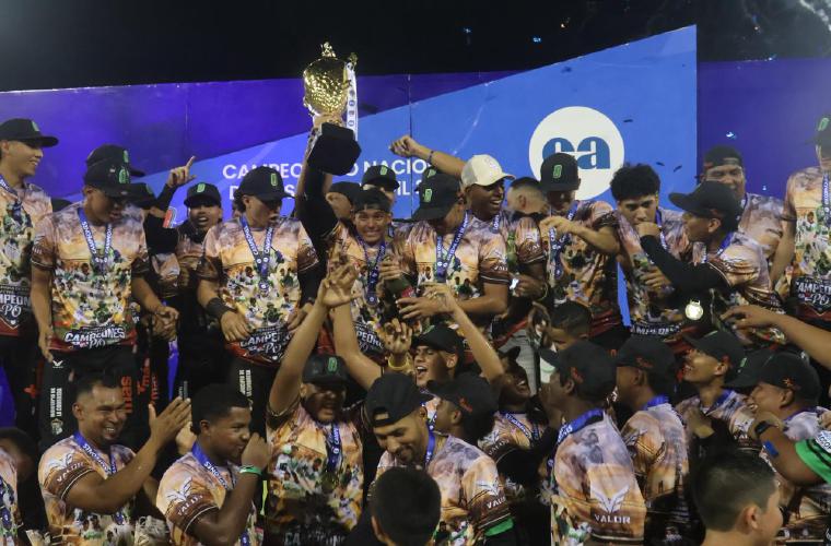 Jugadores de Panamá Oeste con el trofeo de campeón del Nacional de Béisbol Juvenil, luego de barrer en cuatro juegos a Chiriquí.