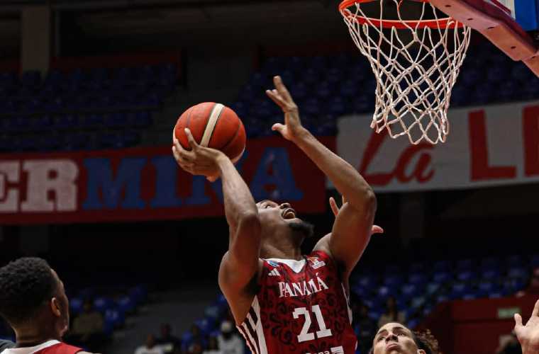 Gil Atencio, de Panamá, se levanta a anotar una canasta durante el partido del pasado viernes en el que su equipo venció a Cuba 84-81.