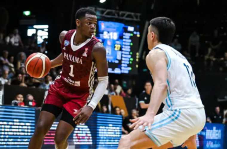 El base Iverson Molinar (izq.) conduce el balón durante el encuentro que enfrentó Panamá a Argentina en la ciudad de Buenos Aires.