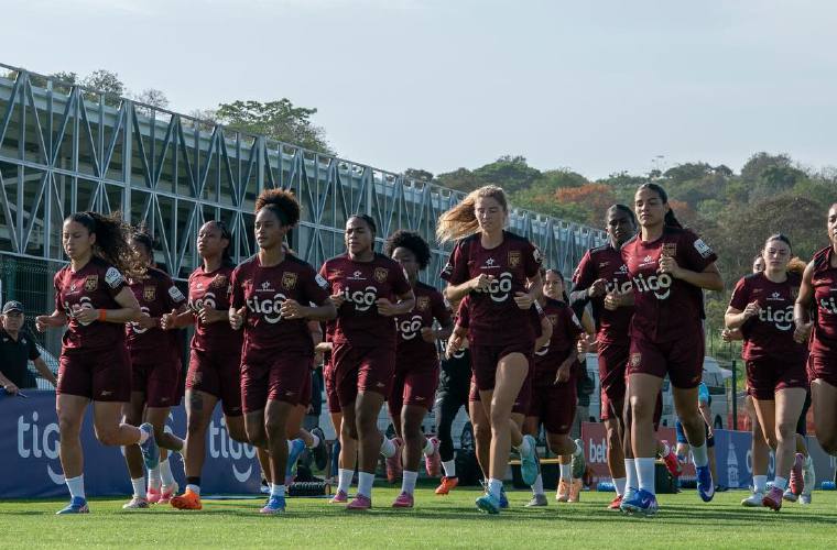 La Selección Mayor Femenina de Fútbol de Panamá durante una práctica con miras al encuentro de hoy miércoles ante San Cristóbal y Nieves.