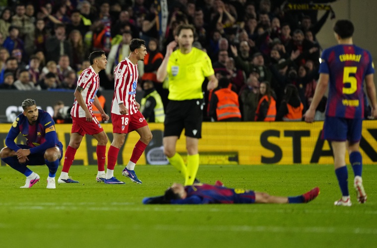 Jugadores del Barcelona FC lamentan la eliminación de su equipo en las semifinales de la Copa del Rey.