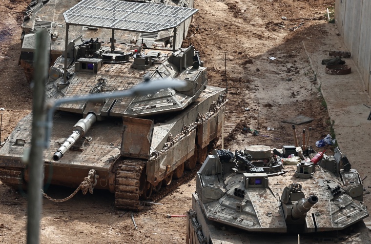Tanques israelíes están en posición junto a la frontera entre Israel y el Líbano.