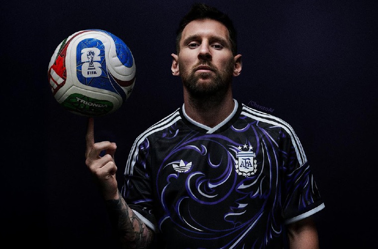 Lionel Messi con la nueva camiseta de visitante.