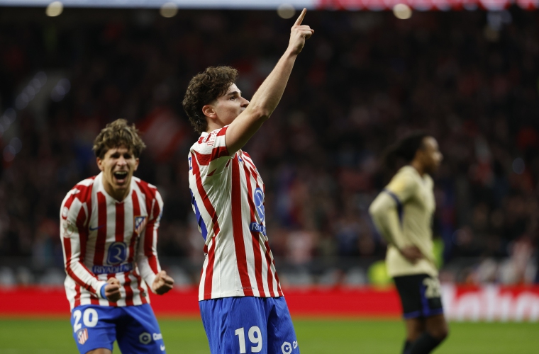 El delantero del Atlético, Julián Álvarez (d).