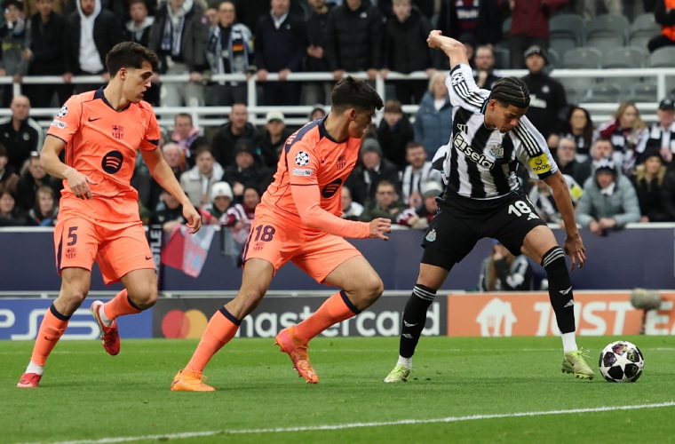Pau Cubarsi (i) y Gerard Martin, ambos del Barcelona, ante William Osula, del Newcastle United, durante el partido de ida. 