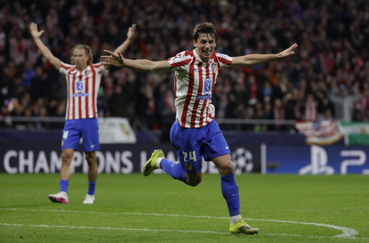 Robin Le Normand (d) celebra su gol.