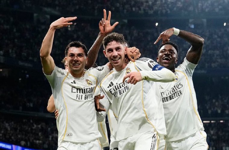 Federico Valverde (c), del Real Madrid, celebra con sus compañeros de equipo uno de sus goles anotados en el partido. 