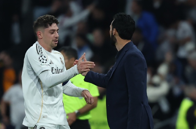 Federico Valverde (i) y Álvaro Arbeloa.