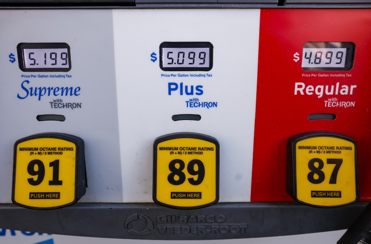 Fotografía de archivo de precios de gaoslina en una estación de servicio en Los Ángeles (EE.UU.).