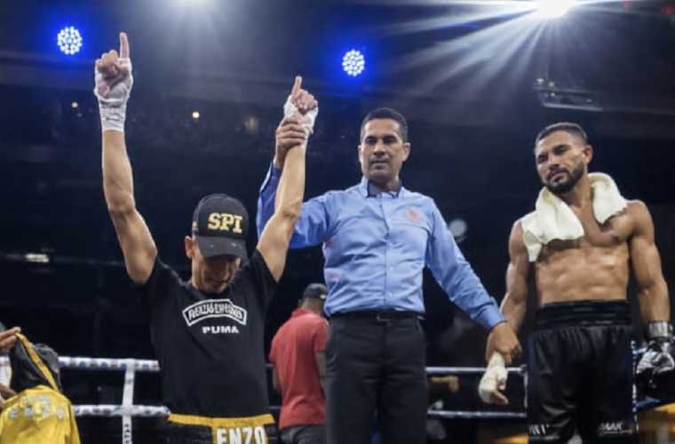 Enzo moreno (izq.) cuando es decretado ganador por decisión unánime en el combate que efectuó ante Hibrahim Valdespino (d).