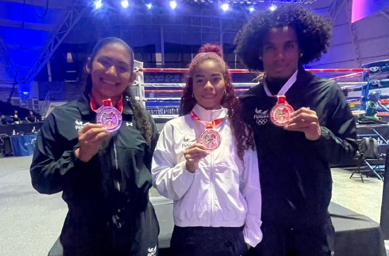 Kiria Cortés (izq.), Yulieth Hinestroza (c) y Cristofer Filos con sus respectivas medallas logradas en el torneo clasificatorio.