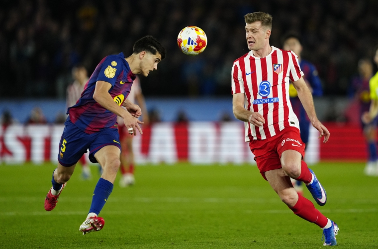 El defensa del Barcelona Cubarsi (i) disputa el balón ante el delantero del Atlético de Madrid Alexander Sorlot en el Camp Nou.