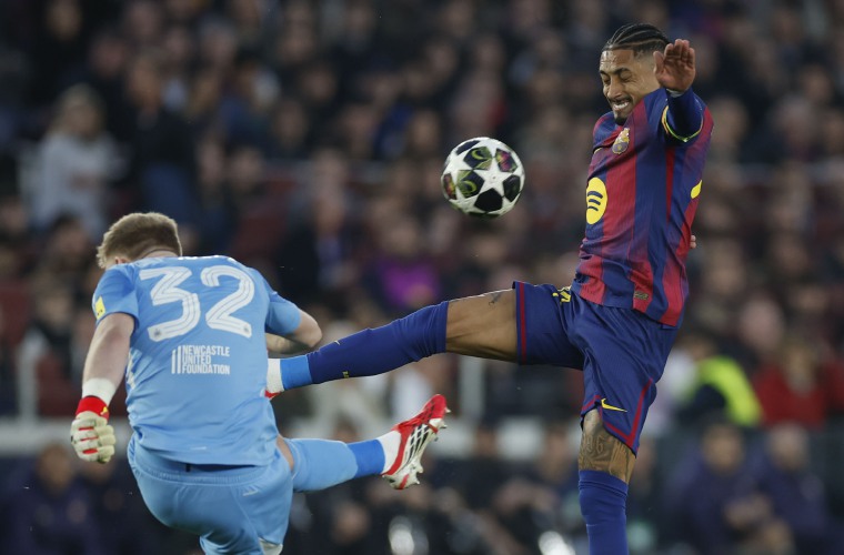 Aaron Ramsdale (i) y Raphinha durante el juego.