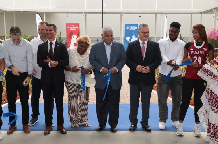 Momento en que se da el corte de cinta inaugural del Centro de Alto Rendimiento Luis ‘Matador’ Tejada.