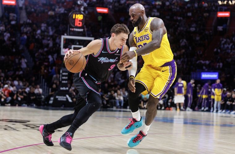 LeBron James (d), de los Lakers, en el juego de ayer ante Miami.