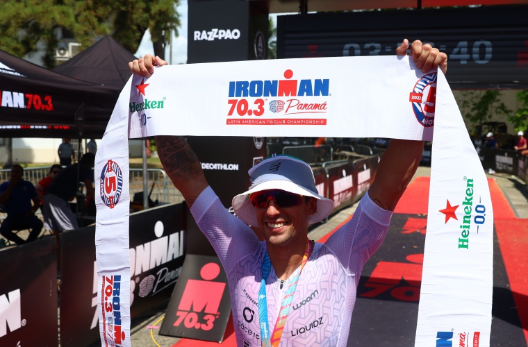 Fellipe Santos al cruzar la meta de la prueba.